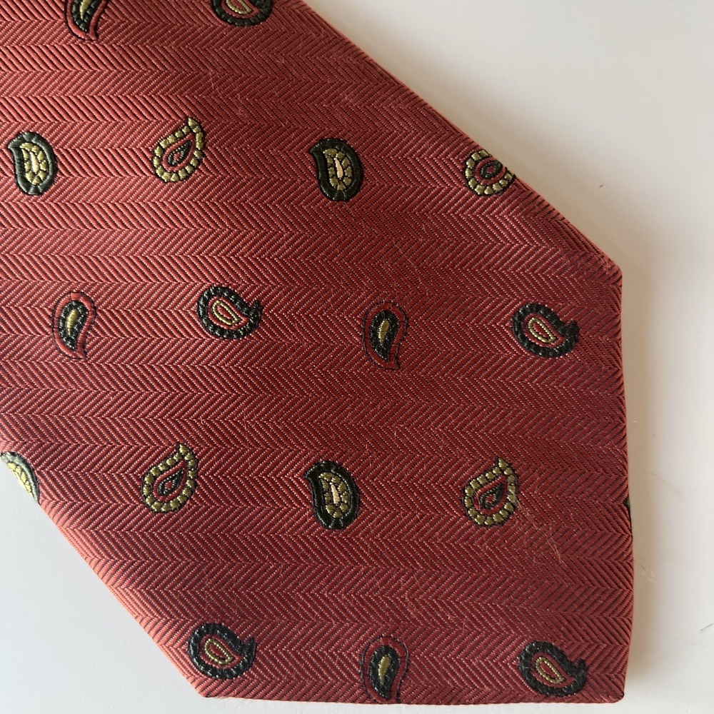 Brooks Brothers Makers 100% Silk USA Made Neck Tie Burgundy Paisley 60" X 3 3/4"